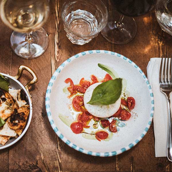 Burrata Burrata napolitaine, mozzarella tomates cerise et foccacia Vincenzo